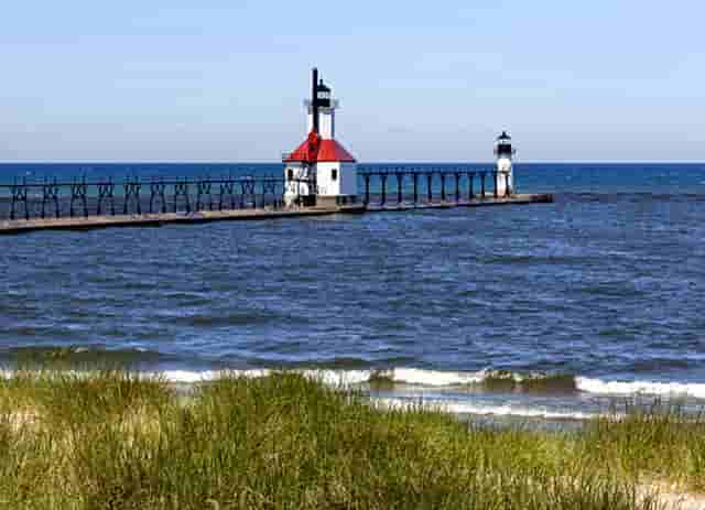 风衣穿搭技巧时尚(风衣时尚内搭)